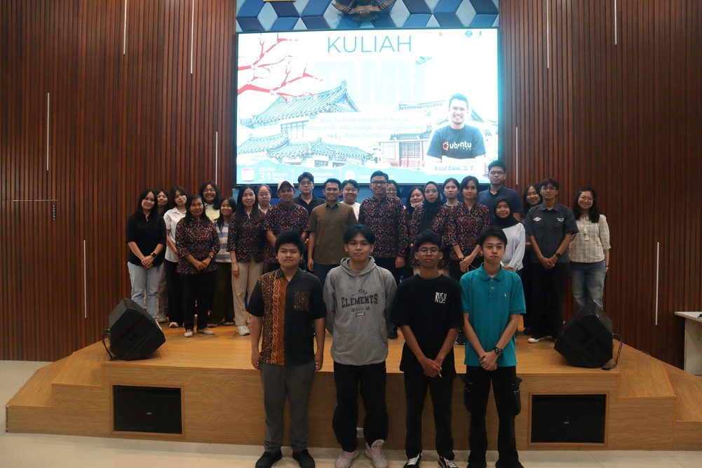 Foto bersama kuliah tamu Dari Ubaya Sampai Korea di depan layar presentasi bersama mahasiswa Teknik Elektro