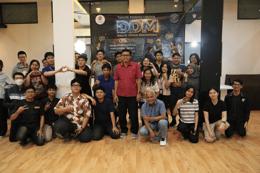 Foto bersama dosen dan mahasiswa di depan spanduk acara DDM Sebagai Ruang Aspirasi