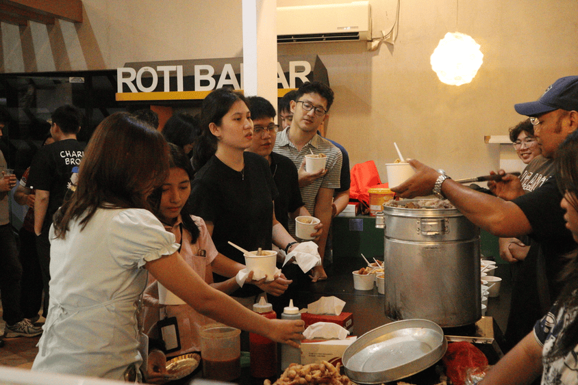 Makanan disajikan kepada peserta dialog dosen dan mahasiswa di meja prasmanan