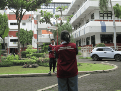 Mahasiswa memotret bagian belakang jaket baru saat Menyambut Hadirnya Jaket Teusian