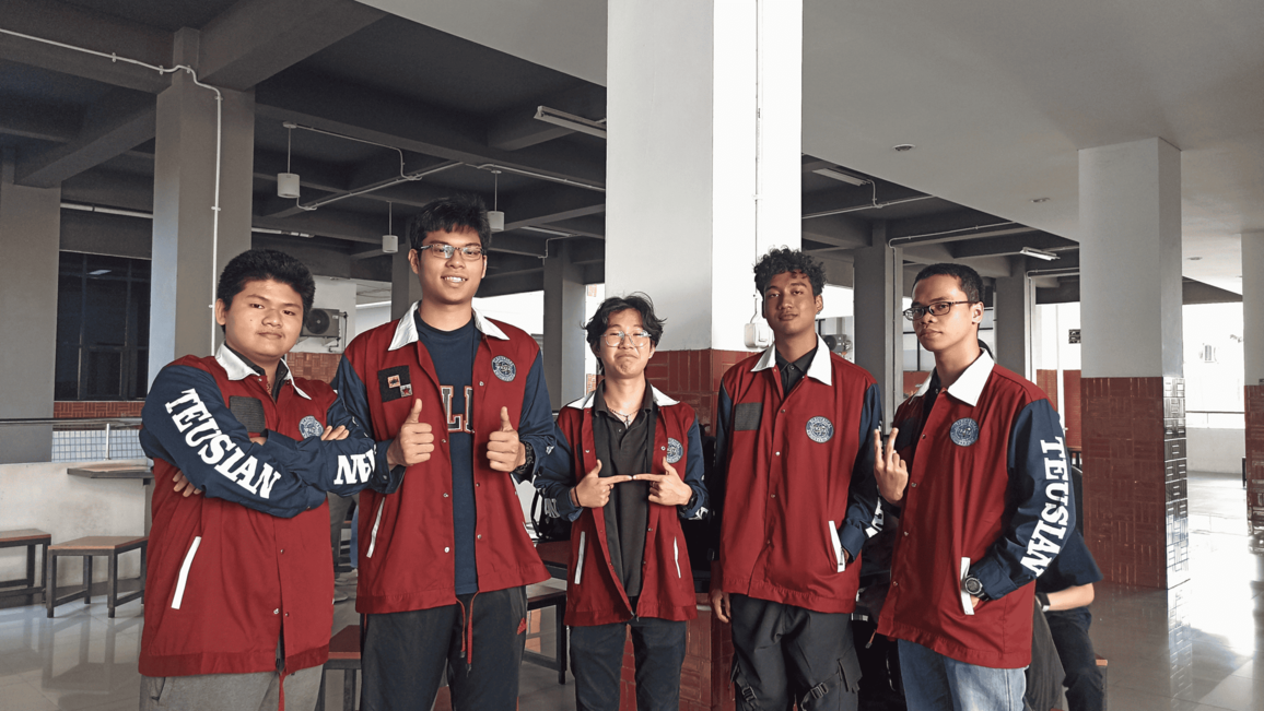 Lima mahasiswa Teknik Elektro berfoto bersama mengenakan jaket angkatan, Menyambut Hadirnya Jaket Teusian