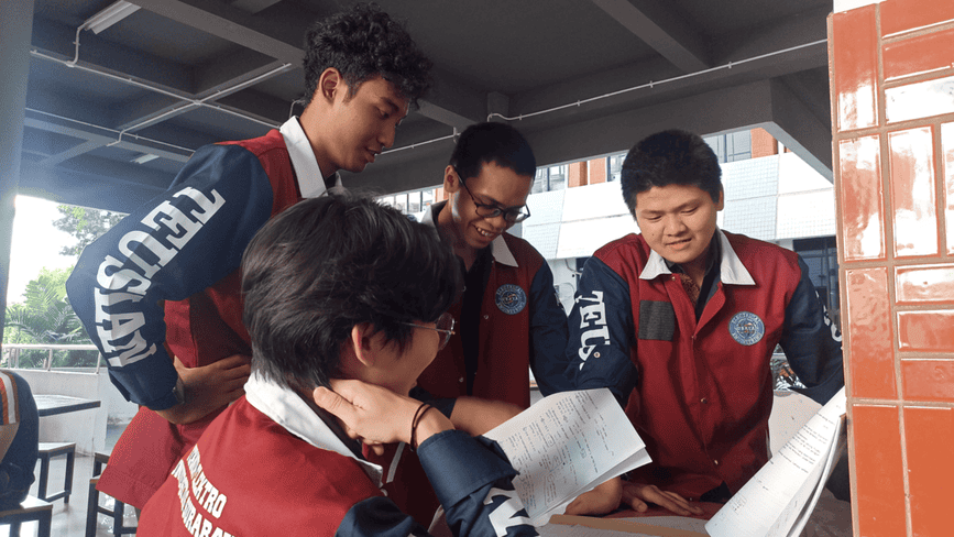 Mahasiswa melihat lembaran kertas saat pembagian jaket angkatan