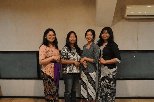 Empat perempuan berbatik dan berkebaya berfoto bersama untuk Selamat Berjuang Para Kartini