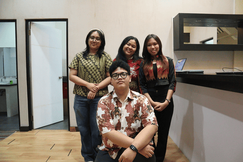 Empat orang berpakaian batik berfoto bersama pada peringatan Hari Kartini