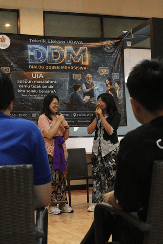 Mahasiswa dan dosen berfoto bersama dalam kegiatan Teknik Elektro